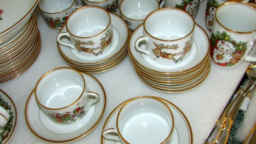 5 SETS FITZ & FLOYD ST. NICHOLAS FLAT CUPS AND SAUCERS - Picture 6 of 12