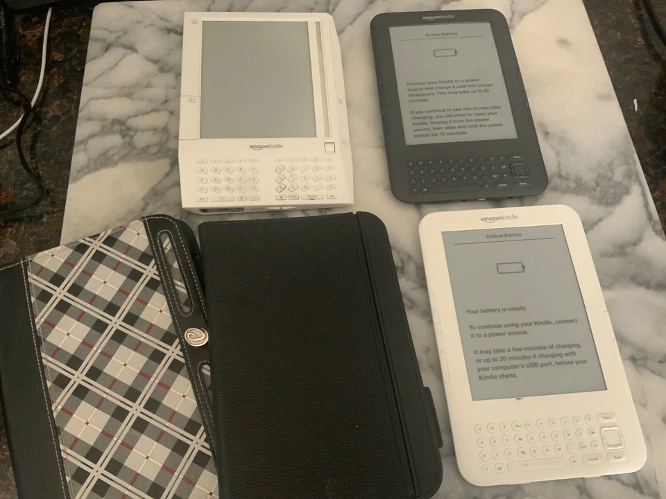 Varios. Amazon Kindles PARA REPUESTOS y 2 fundas Foto 4 de 4