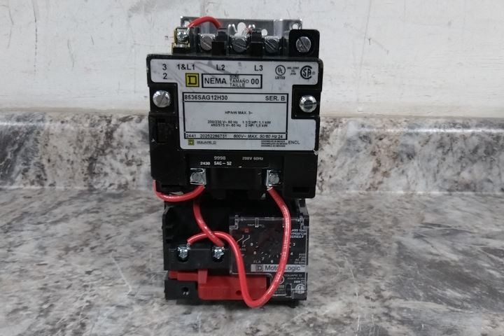 Square D 8536SCO3V02S 110/120VAC Coil Voltage Magnetic Motor Starter (D)