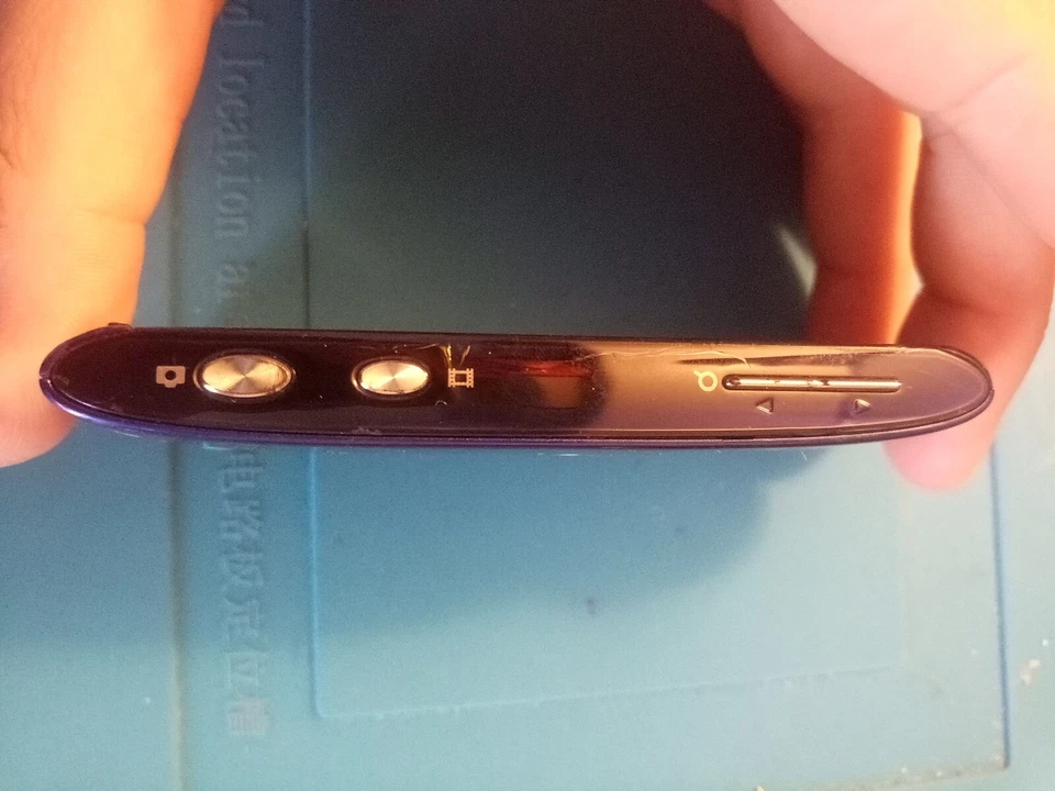 Sony Ericsson Vivaz U5i Viola - Immagine 3 di 4