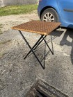 Petite table en bois bambou, rotin pliante  vintage piétement métal vintage