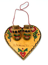 Vintage Wood Heart-Shaped Folk Art Thimble Holder & Brass Thimbles