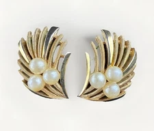 Vtg Crown Trifari Faux Pearl Gold Tone Shell Earrings Jewelry  1”