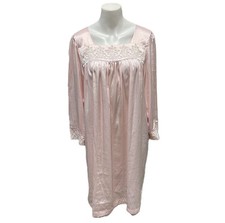 OSCAR DE LA RENTA PINK APPLIQUE TRIMMED NIGHTGOWN  - Size MEDIUM