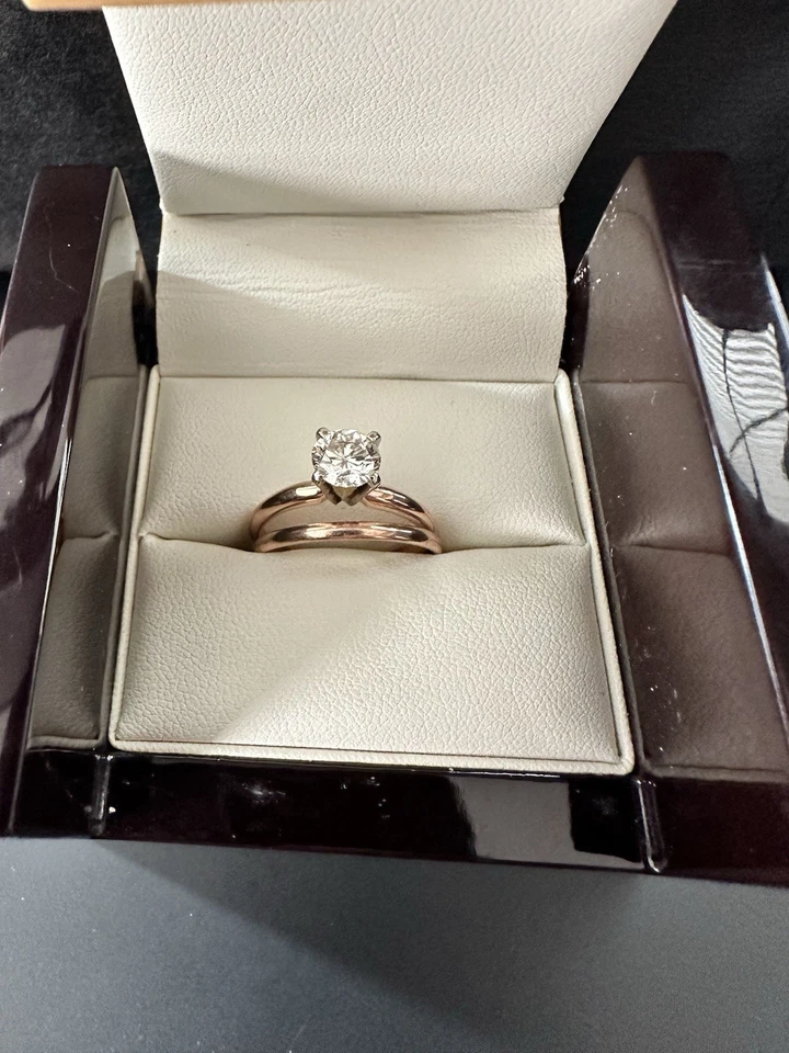 Conjunto de anillo de compromiso y alianza de boda de diamantes naturales con claridad J Color VS1 Foto 2 de 4