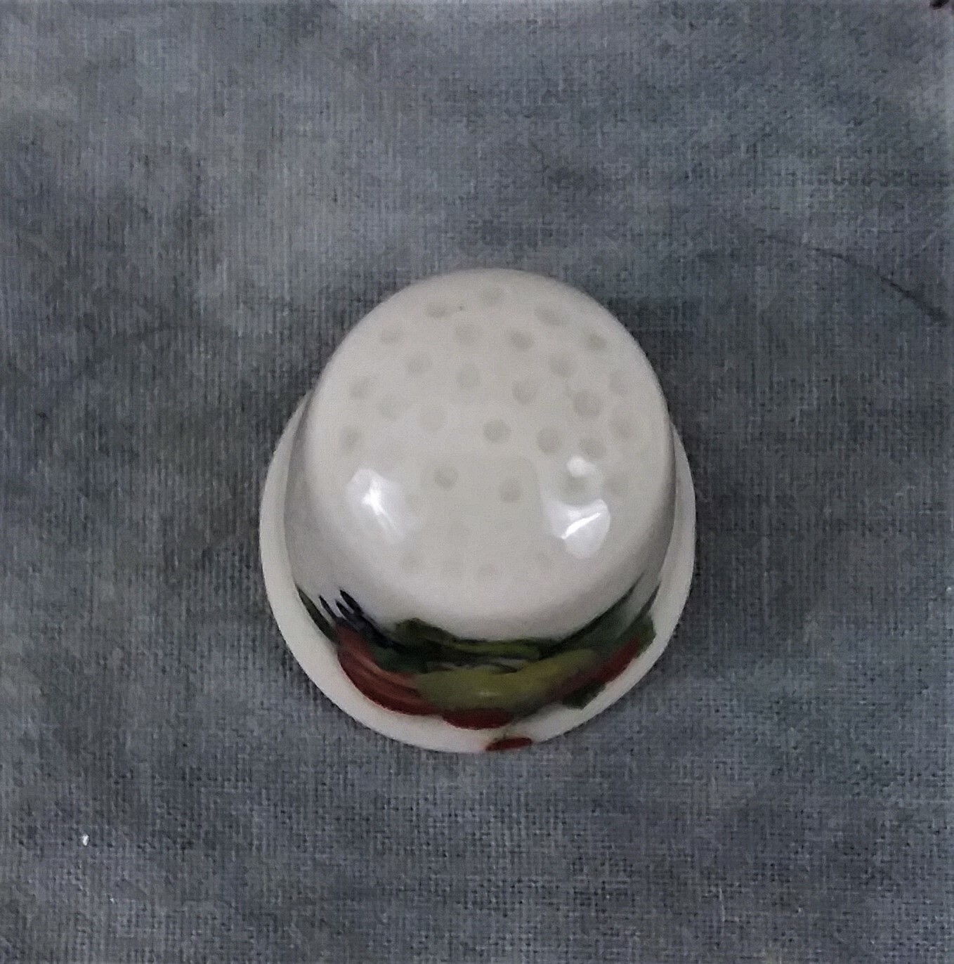 COLLECTIBLE GIMBELS THIMBLES CERAMIC THIMBLE WITH FRUIT IN THE ORIGINAL