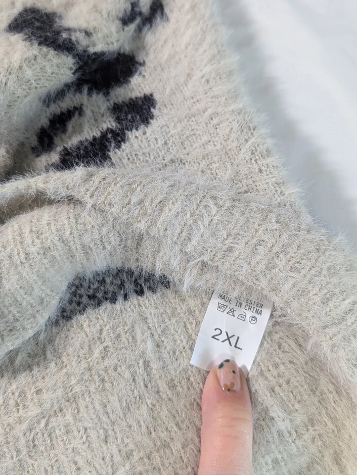 粉红色百合毛衣女式米色带黑色动物印花 XL 码。 柔软模糊 — 第 3/3 张图片