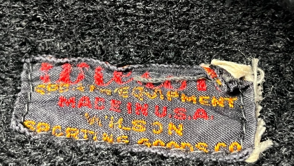 Suéter Universitario Wilson De Colección Hombres Mediano Negro Lana Años 70 UCC Campeones Fútbol EE. UU. Foto 3 de 4