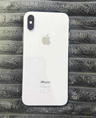 iPhone XS 256GB Silber Smartphone inkl. schwarze Schutzhülle, Zubehörpaket