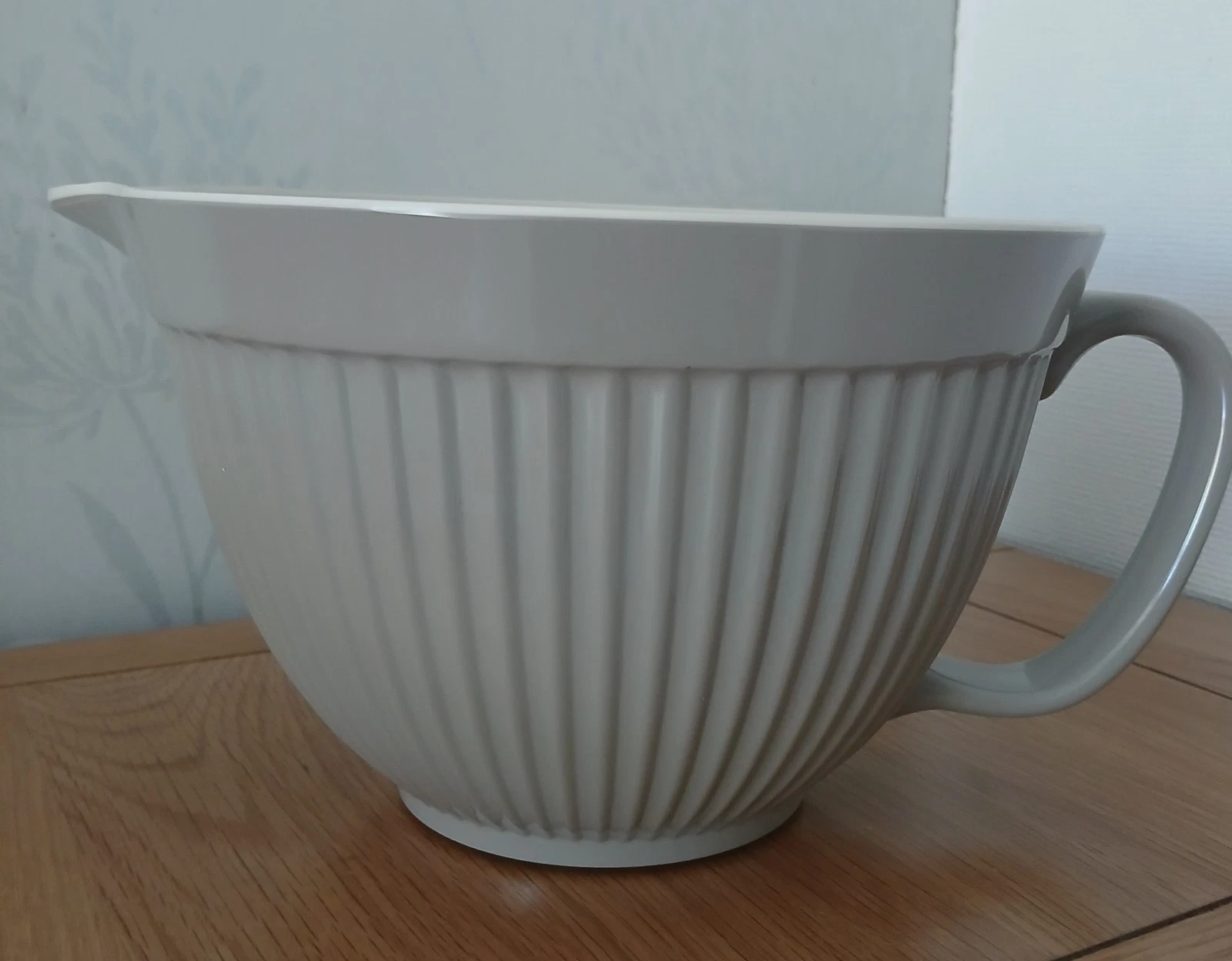 Laura Ashley Melamine Mixing Bowl Taupe Ribbed Pourer Handle