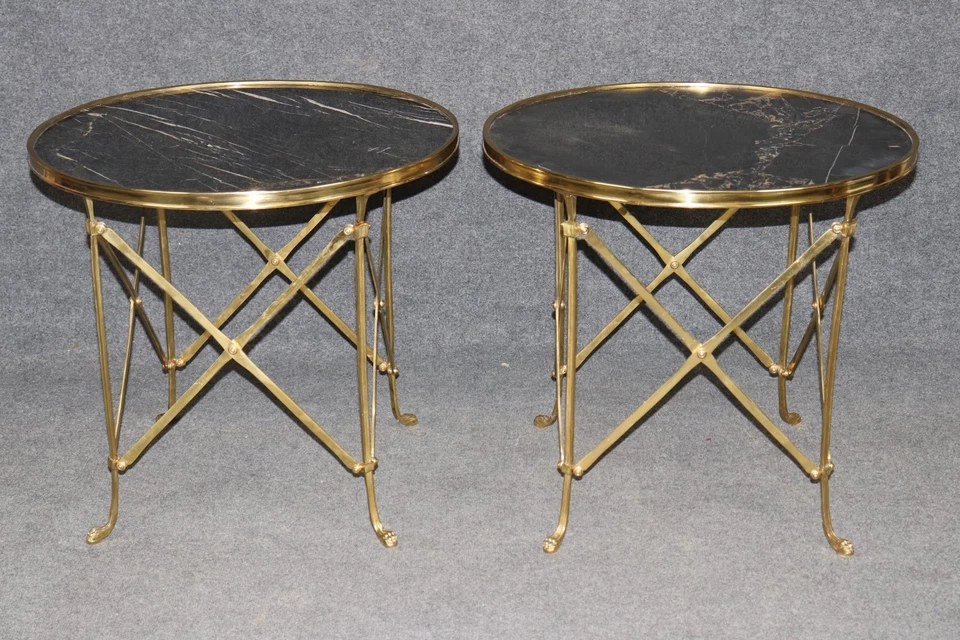 Fino par de mesas auxiliares francesas de latón y mármol alrededor de 1960 Foto 2 de 4