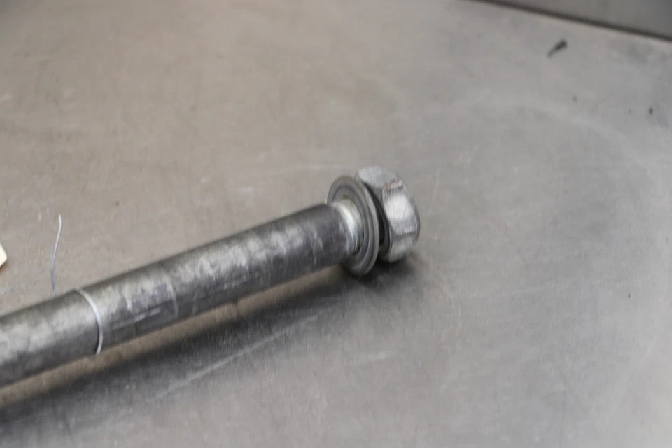 2013 Honda Shadow Spirit 750 VT750C2 REAR AXLE BACK WHEEL RIM PIVOT BOLT AXEL Foto 4 de 4