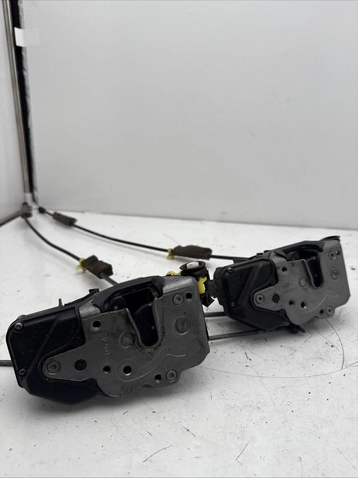 Actuador de pestillo de cerradura de puerta lateral izquierda trasera Buick Enclave 2009-2012 OEM 2 piezas Foto 3 de 4