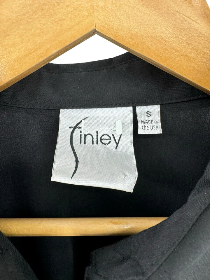 Camisa Finley para mujer negra Carmella elástica con botones manga campana elástica pequeña Foto 3 de 4