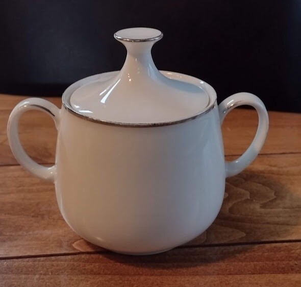 Noritake Ivory China Sugar Bow with Lid, Japan 7544 Noritake Ivory China Sugar Bow with Lid, Japan 7544