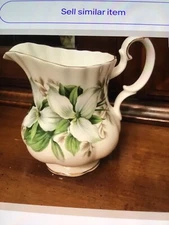 ROYAL ALBERT English Bone China Creamer -3.5” tall TRILLIUM - White Blossoms