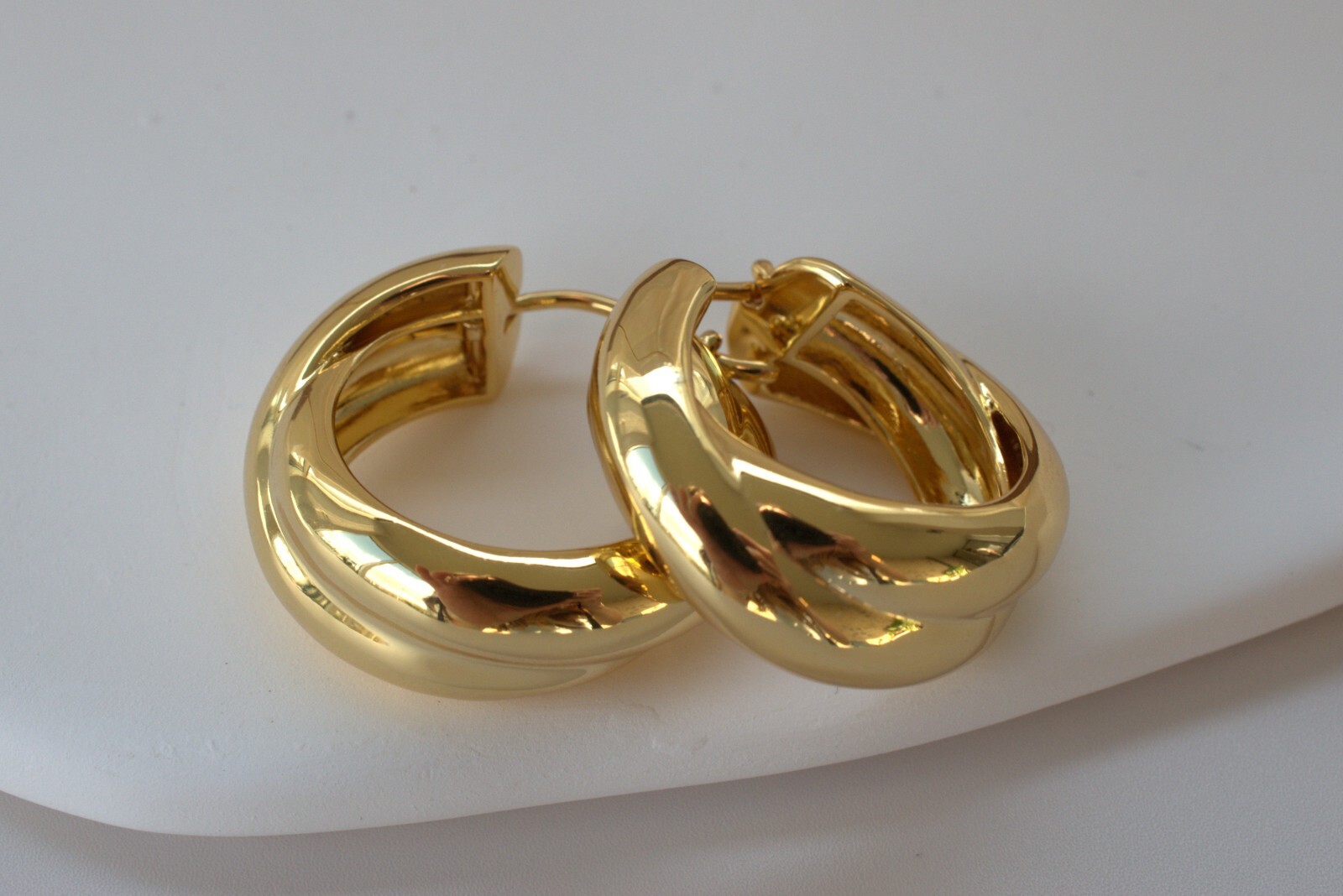 18K Gold Plated Hoop Earrings 2.5cm Diameter Stunning Jewellery Piece-image