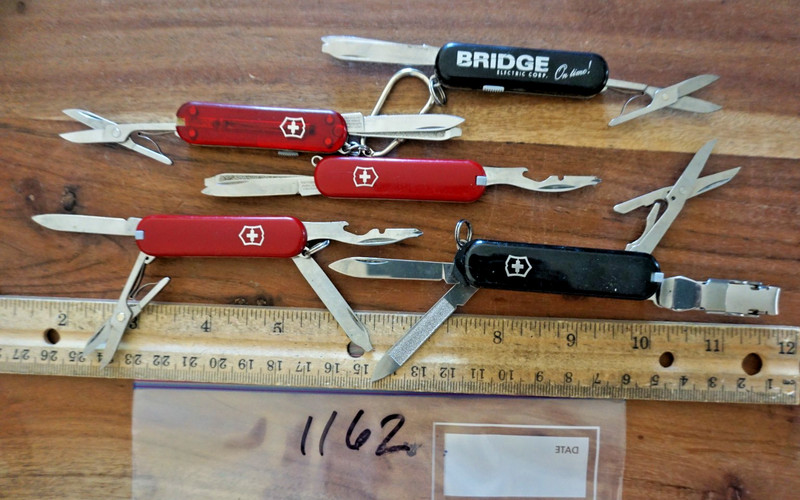 1162   5 assorted Victorinox (Swiss Army) pocket knives
