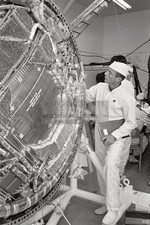 SCOTT CARPENTER INSPECTING MERCURY CAPSULE IN WHITE ROOM CAPE 4X6 POSTCARD PHOTO