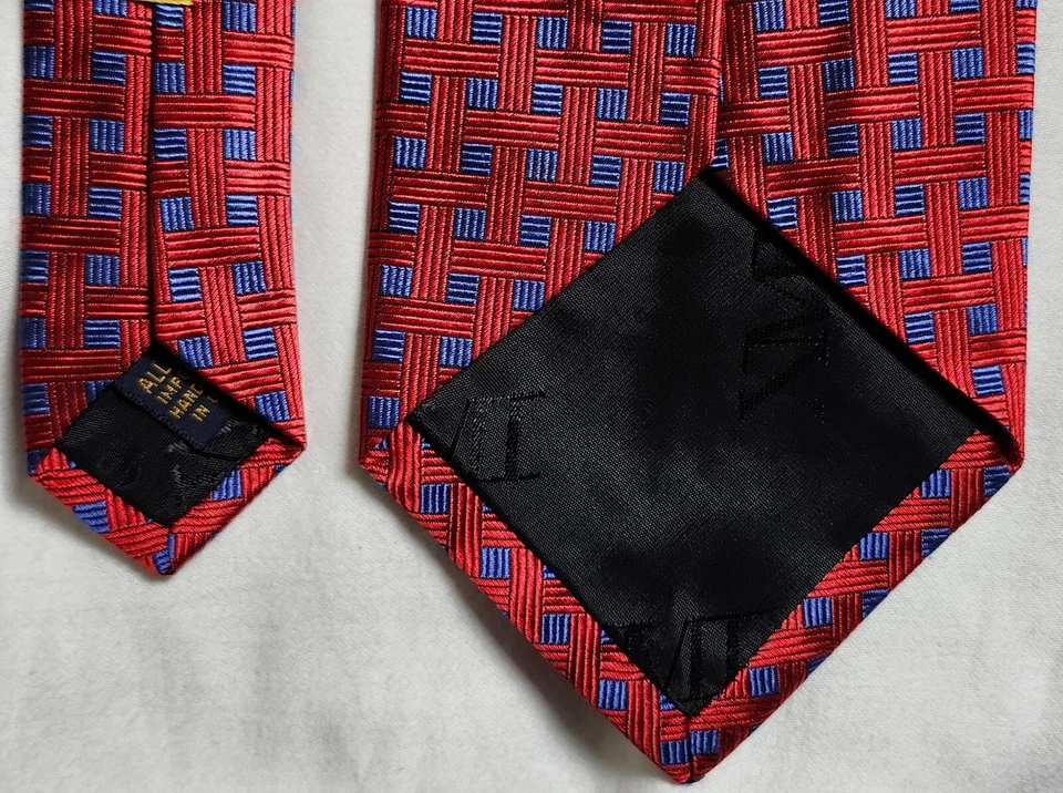 Corbata XMI Platinum para hombre a cuadros rojos toda seda hecha a mano en EE. UU. Foto 4 de 4