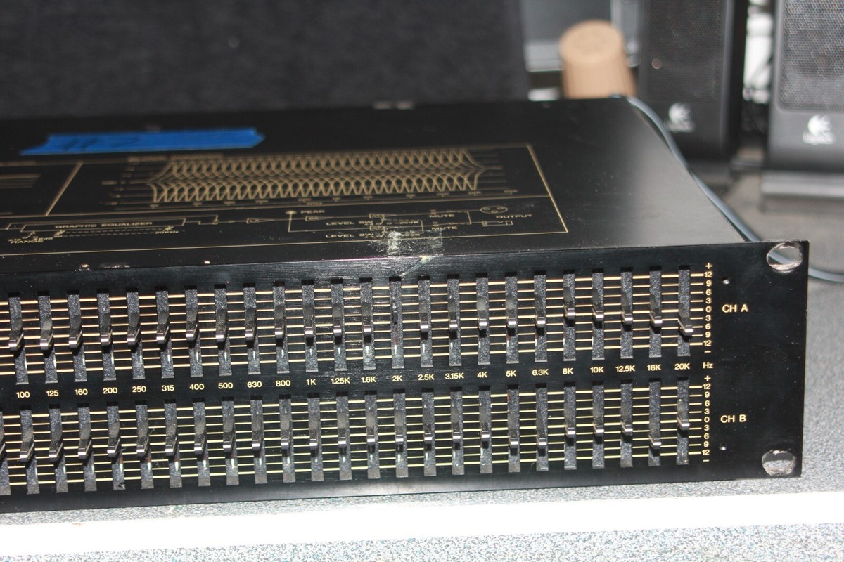 アンプ Yamaha GRAPHIC EQUALIZER MODEL Q2031A アンプ Yamaha GRAPHIC EQUALIZER MODEL Q2031A Yamaha Q2031A
