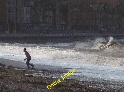Foto 6x4 Laufen von den Wellen, Morecambe Strand Die Nachwirkungen von Hu c2014
