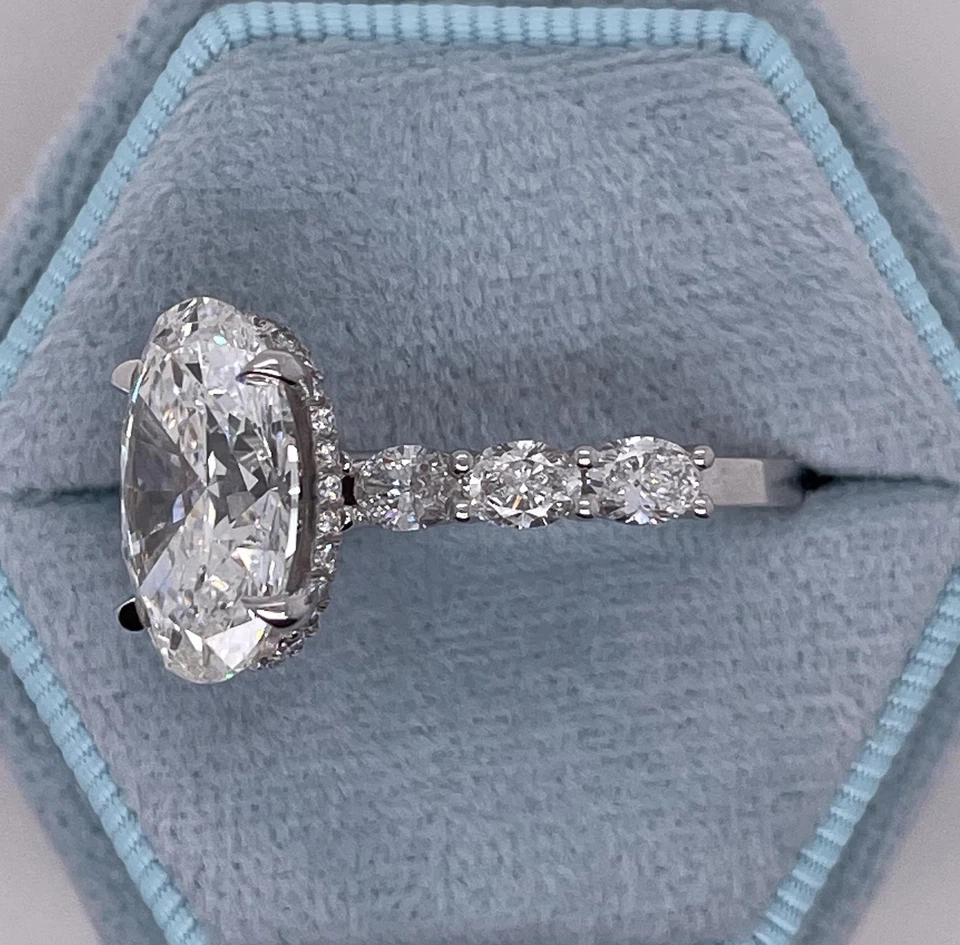 Alianza de oro blanco de 14 k con halo oculto de diamantes cultivados en laboratorio VS1 de corte ovalado de 4,50 quilates Foto 4 de 4