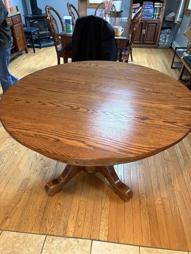 Round Oak Pedestal Dinning Table With Leaf (4’ Diameter)