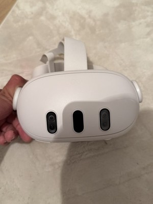 Meta Quest 3 eigenständiges VR-Headset mit 2 Controllern, Weiß/Schwarz