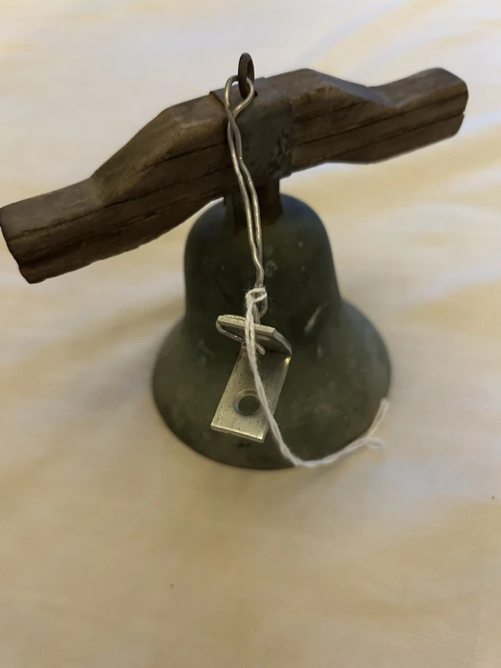 Antigua campana marítima niebla bronce con brazo oscilante de madera y pátina de agua salada-leer Foto 4 de 4