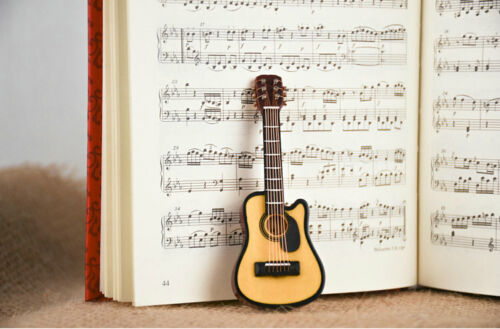 Guitare ballade instrument de musique maison de poupée 1:12 accessoires de décoration miniature modèle - Photo 1/11