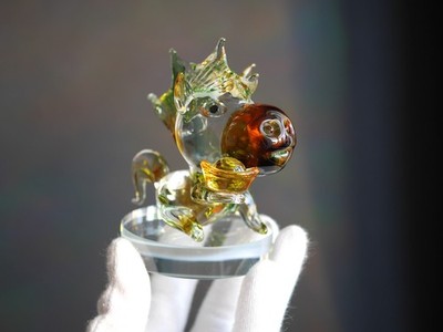 Farbiges Glas chinesisches Sternzeichen Pferd Figur Goldbarren 2026 Jahr des Pferdes