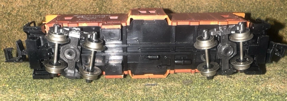 Lot of 6, N Scale Caboose train cars Southern Pacific,C&O,Burlington Route,CB&Q - Image 4 of 4