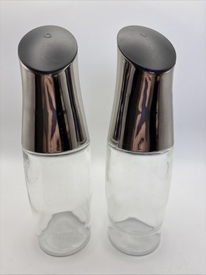 Pampered Chef Dripless Oil & Vinegar Glass Bottles w/ Silver Tone Lids Set Of 2 