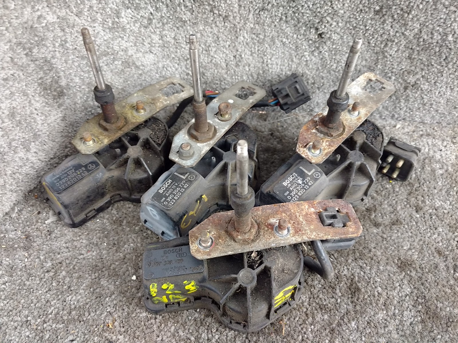 Mercedes W123 Headlight Wiper Electric Motor Left NS 0390206729 