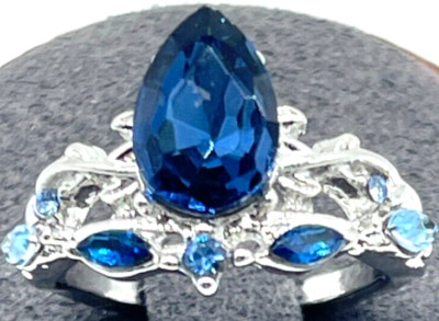 Ring Silver Tone with Blue Crystal Ctr & Accenting Blue crystals. size 6