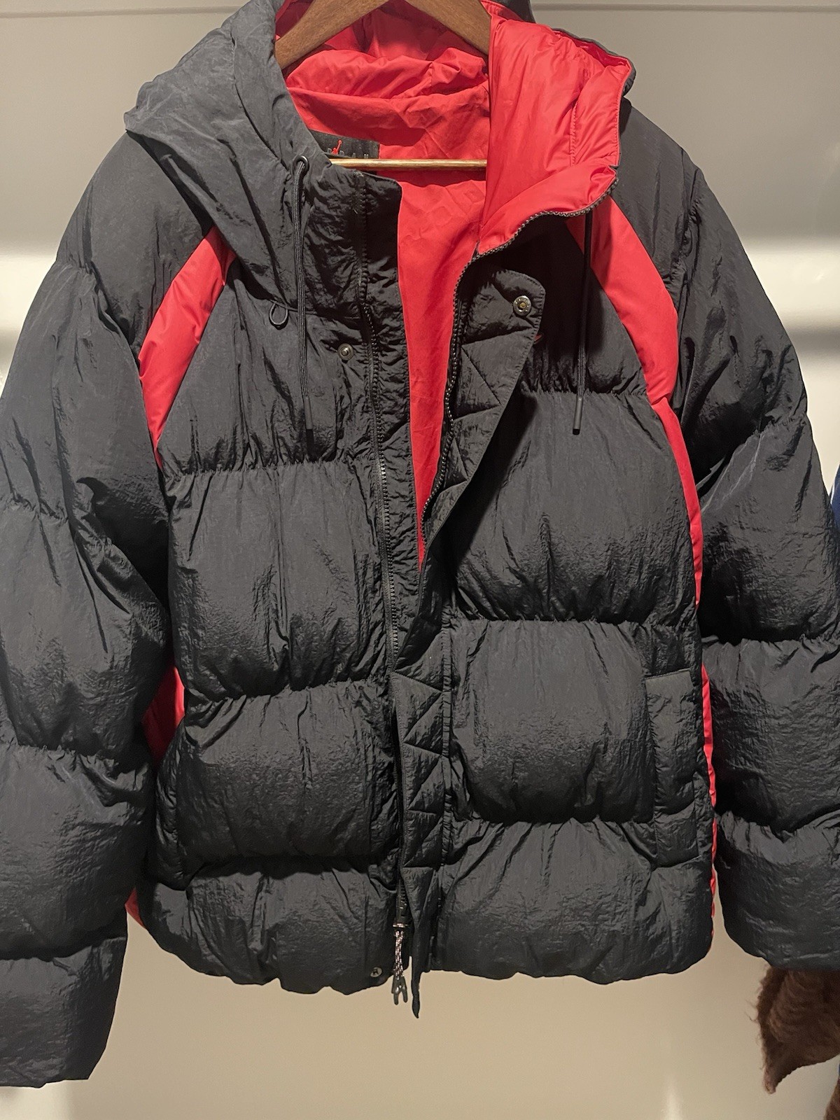 Men's Black Red Colorblock Hooded Insulated Puffer Jacket Mid-Length Zipper Snap