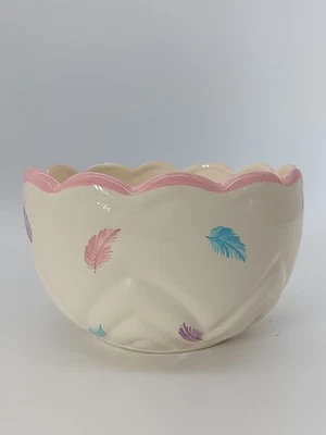 Grand Cache-Pot Vintage en Céramique Festonnée Décor Plumes Pastel Col Rose 22cm - Photo 1/4