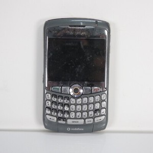 Smartphone BlackBerry 8310 ohne Akku ungetestet klebend Kunststoff