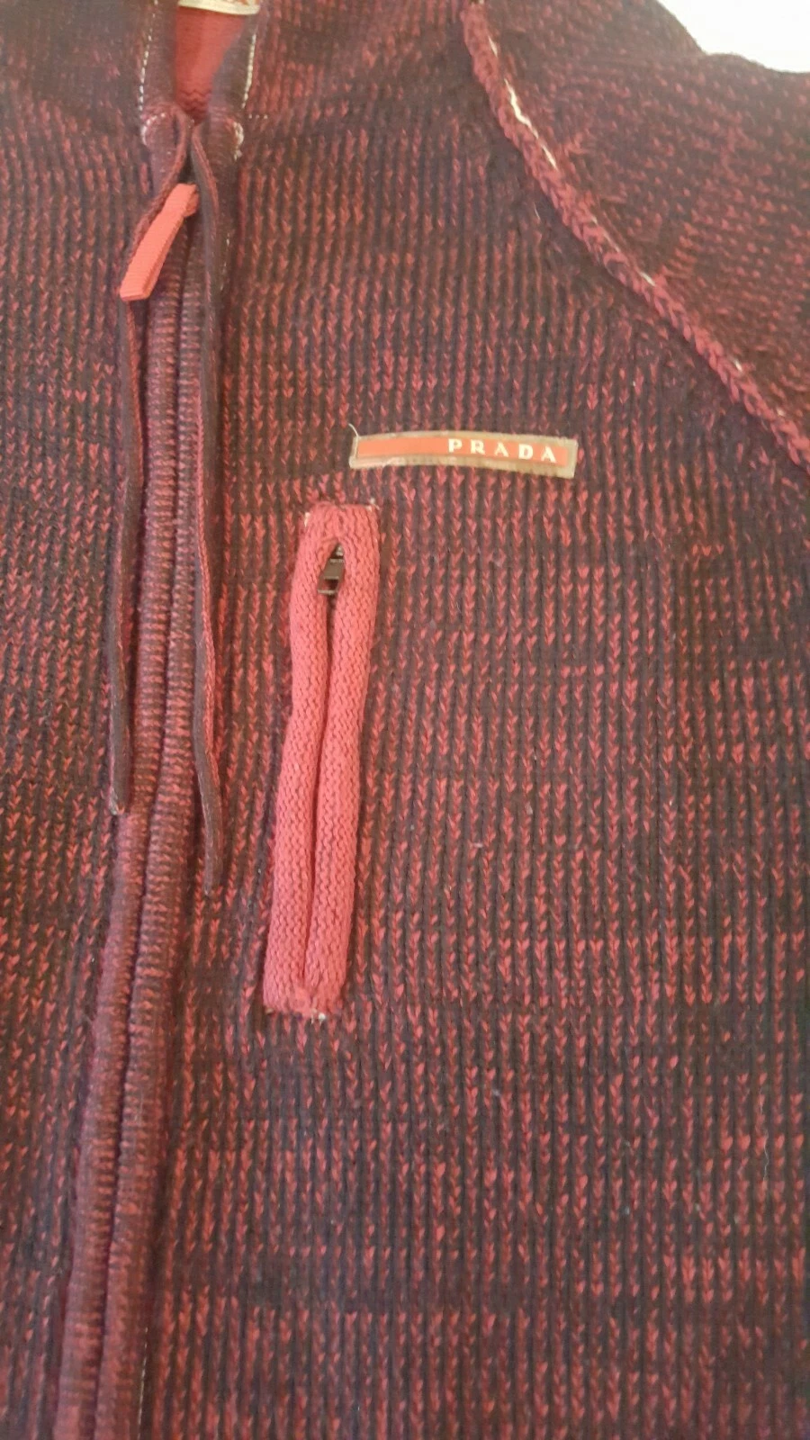 Cardigan Prada in maglia di lana cotone con cappuccio. Indossato solo una volta