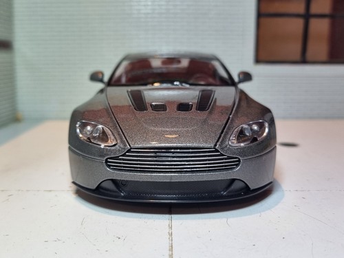 Modelo de coche Aston Martin Vantage V12 plateado James Bond 24017 Welly escala 1:24 - Imagen 3 de 11