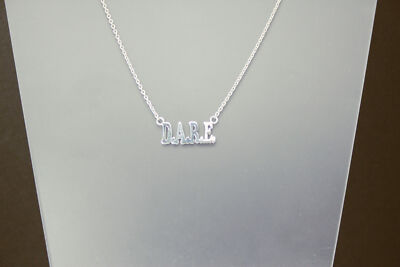 925 Sterling Silber D.A.R.E. Anhänger an einer 19'' Kette Halskette 5,2 Gramm (NEC5763)