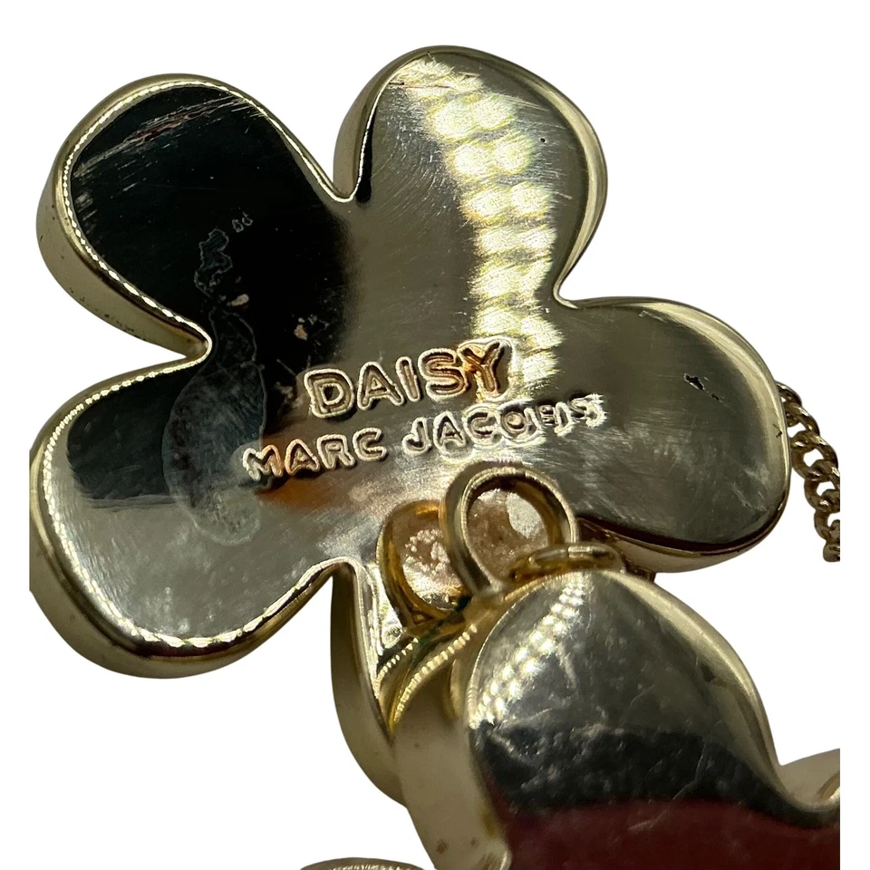 Marc Jacobs Flor Margarita Broche Prendedor Oro Blanco Esmalte Cadena Dije Colgante Foto 4 de 4
