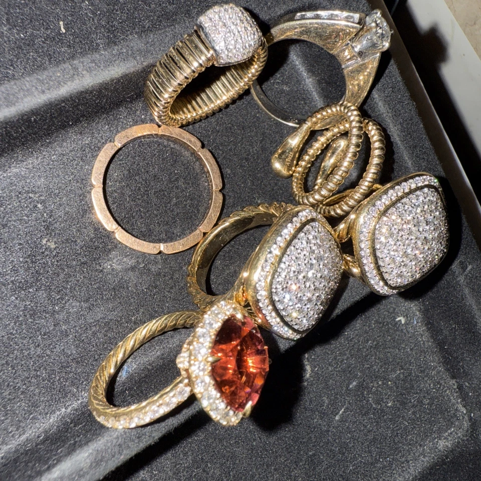 Anillo de oro amarillo de 18k con diamantes de laboratorio de 1, quilate Foto 3 de 4