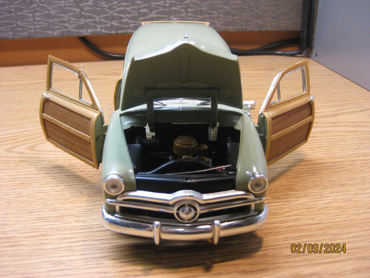 1/18 1949 FORD WOODY WAGON IN LIGHT GREEN MOTOR CITY 1/18 1949 FORD WOODY WAGON IN LIGHT GREEN MOTOR CITY