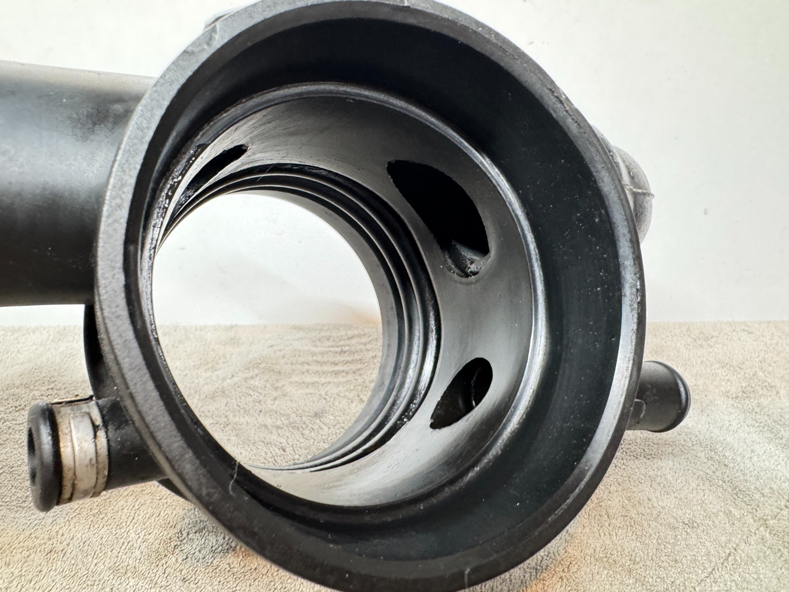 05-07 Maserati Quattroporte M139 4.2L Air Intake Duct Pipe Hose Connector OEM