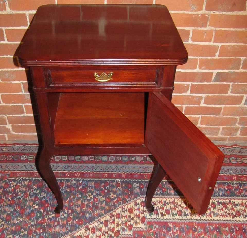 ANTIGUO MESITA DE NOCHE / MESITA DE NOCHE DE CAOBA ESTILO REINA ANNE CON PUERTA DE ALMACENAMIENTO Foto 2 de 4