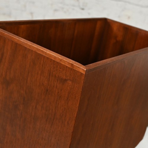 Mid Century Modern Scandinavian Modern Walnut Magazine Rack or File Box Containe - 第 6/14 張圖片