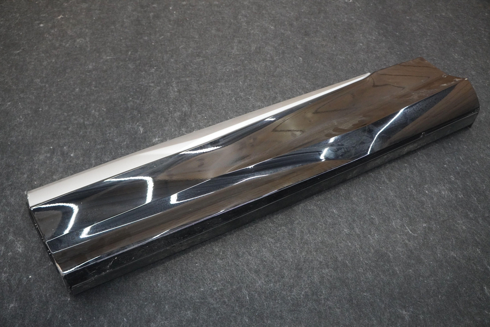 Rear Left Trim Panel Lower Door Molding 4ML853969 Lamborghini Urus 2019 *Note*