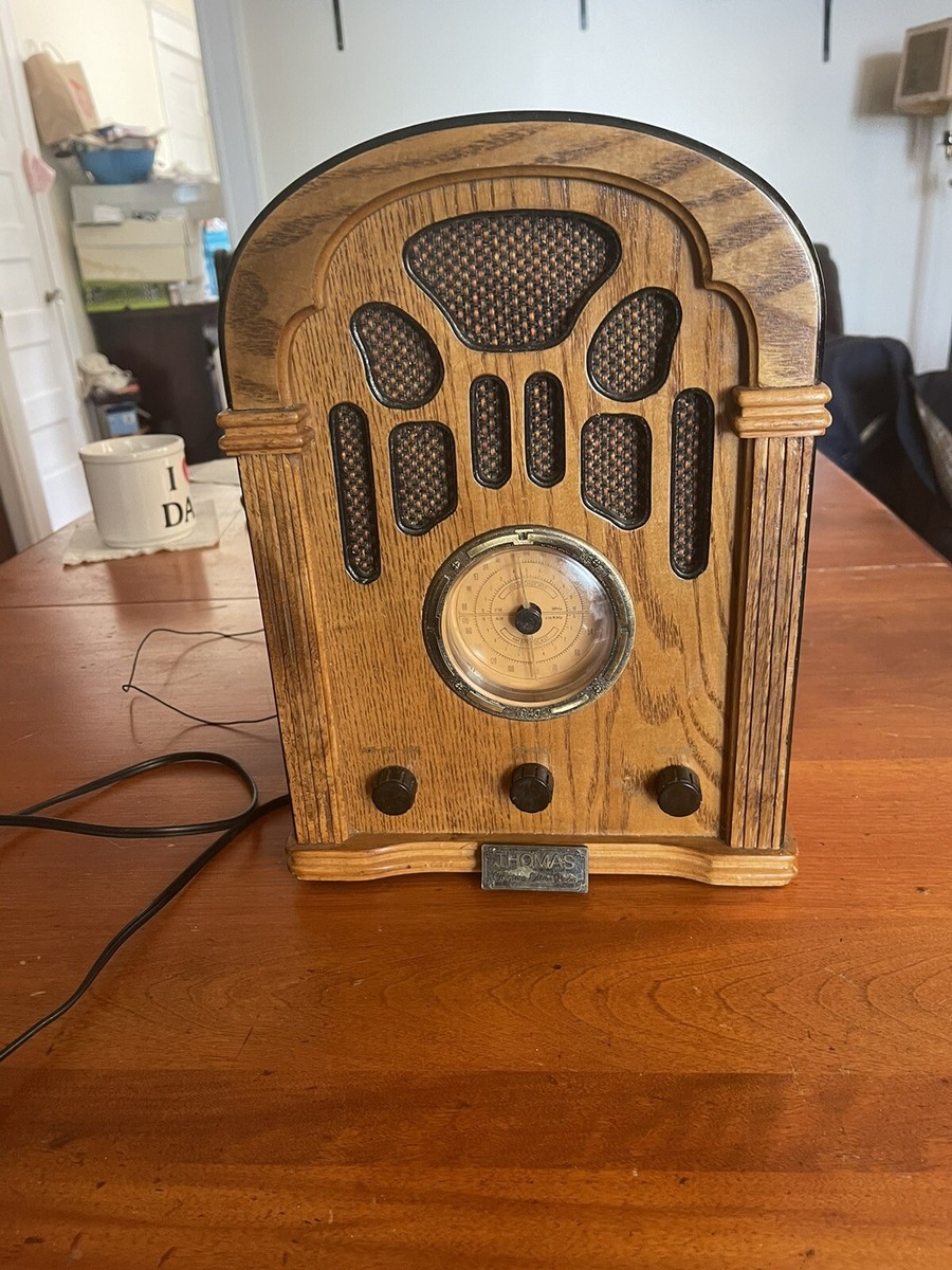 Thomas Collectors Edition 1940 Wooden Radio AM/FM/Cassette